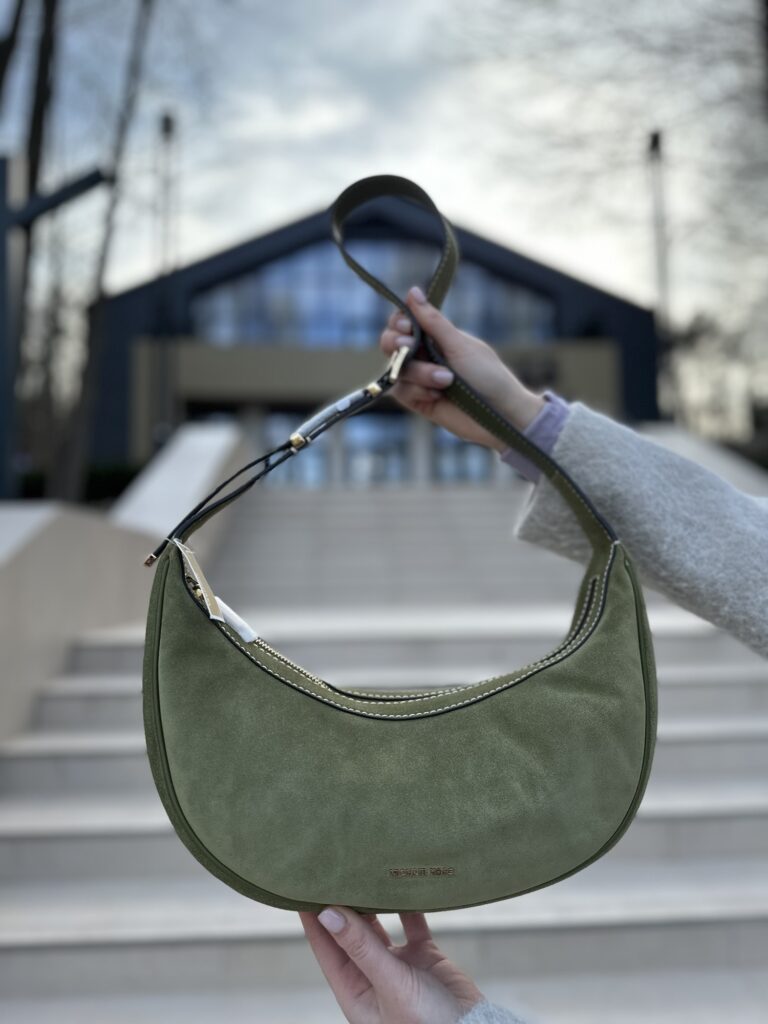 Avra Medium Suede Crossbody Bag у кольорі Smokey Olive - жіноча сумочка Michael Kors