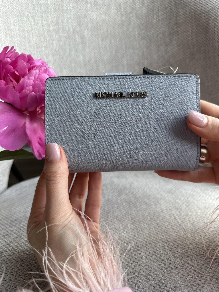Medium Saffiano Leather Wallet у кольорі Pale Blue - жіночий гаманець Michael Kors