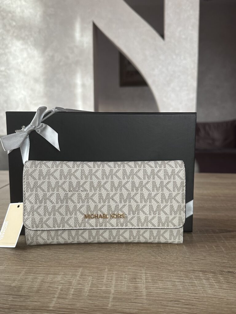 Jet Set Large Logo Trifold Wallet у кольорі Vanilla - жіночий гаманець Michael Kors