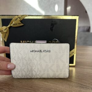 Jet Set Travel Medium Logo Bi-Fold Wallet - жіночий гаманець Michael Kors