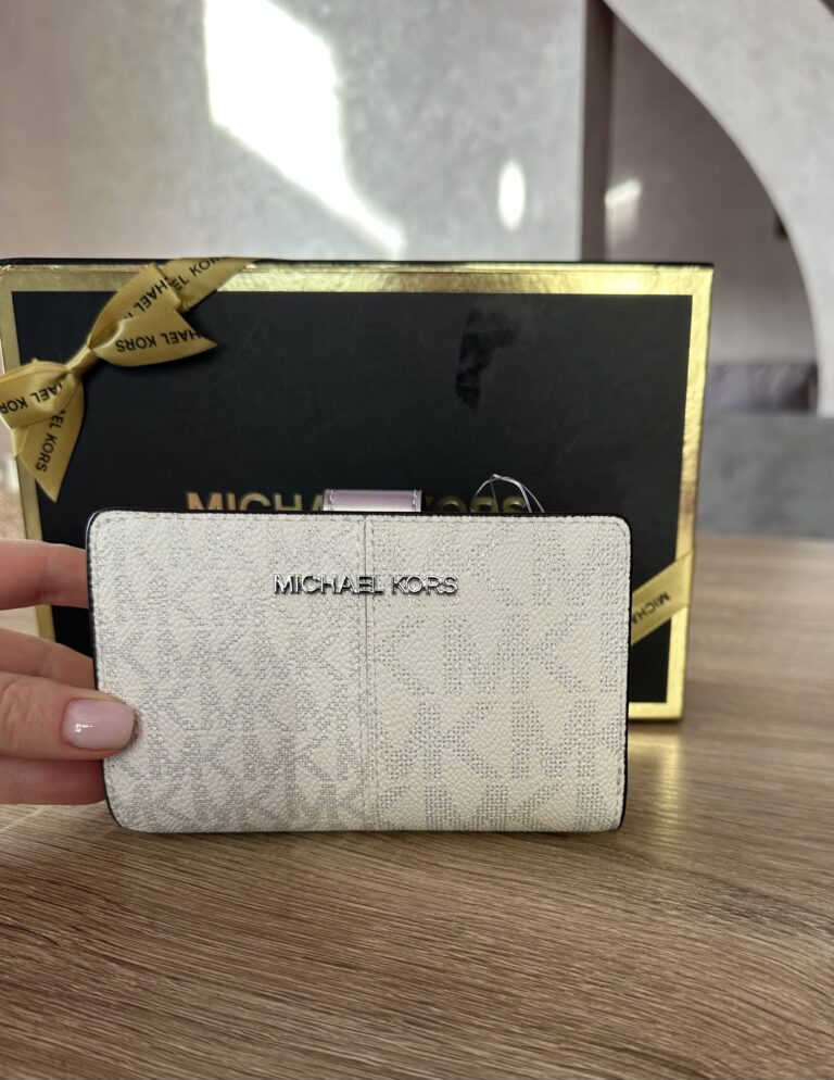Jet Set Travel Medium Logo Bi-Fold Wallet у кольорі Silver - жіночий гаманець Michael Kors