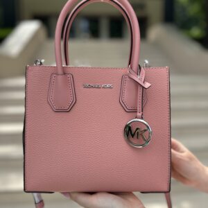 Mercer Medium Pebbled Leather Crossbody Bag - жіноча сумочка Michael Kors у ніжно-рожевому кольорі