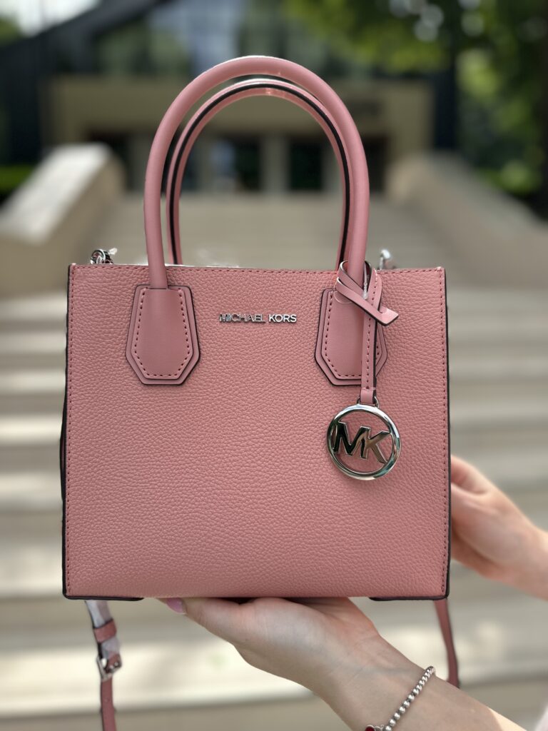 Mercer Medium Pebbled Leather Crossbody Bag у кольорі Primeose - жіноча сумочка Michael Kors у ніжно-рожевому кольорі