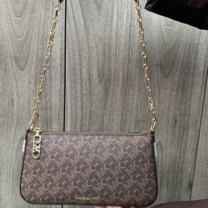 Empire Medium Chain-Link Pochette - жіноча сумочка Michael Kors з ексклюзивним коричневим логопринтом