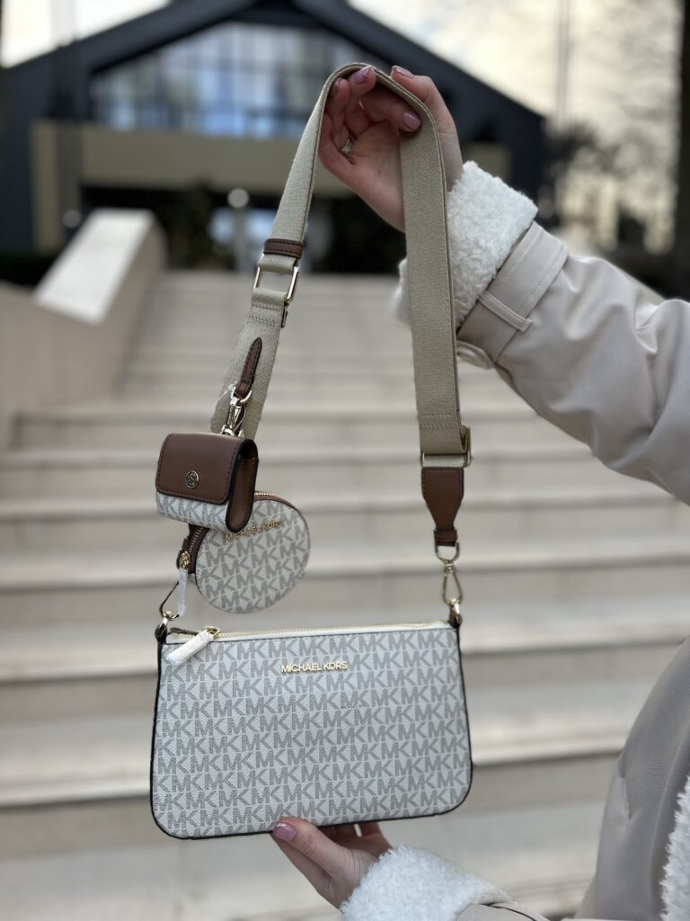 Jet Set Logo Crossbody Bag with Case for Apple AirPods Pro у кольорі Vanilla - жіноча сумочка Michael Kors