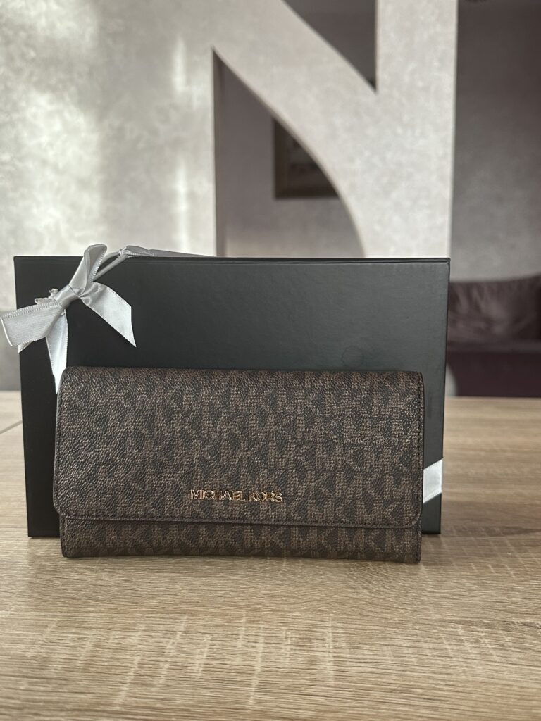 Jet Set Large Logo Trifold Wallet у кольорі Brown - жіночий гаманець Michael Kors