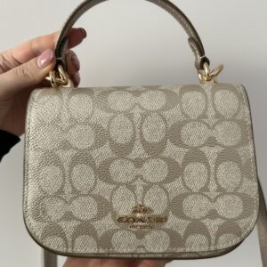 Lysa Top Handle Bag - жіноча сумочка Coach у фірмове лого