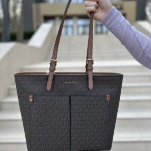 Jet Set Medium Logo Pocket Tote Bag у кольорі Brown Logo – жіноча сумочка Michael Kors