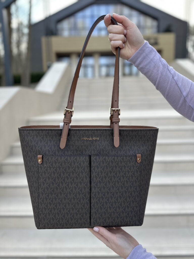 Jet Set Medium Logo Pocket Tote Bag у кольорі Brown Logo – жіноча сумочка Michael Kors