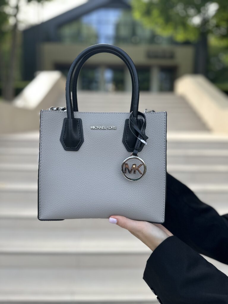 Mercer Medium Pebbled Leather Crossbody Bag у кольорі Pearl Grey Black - жіноча сумочка Michael Kors