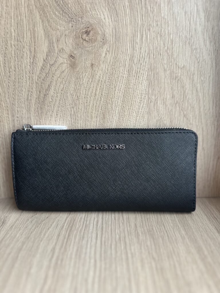 Jet Set Travel Large Saffiano Leather Quarter-Zip Wallet у кольорі Black - жіночий гаманець Michael Kors