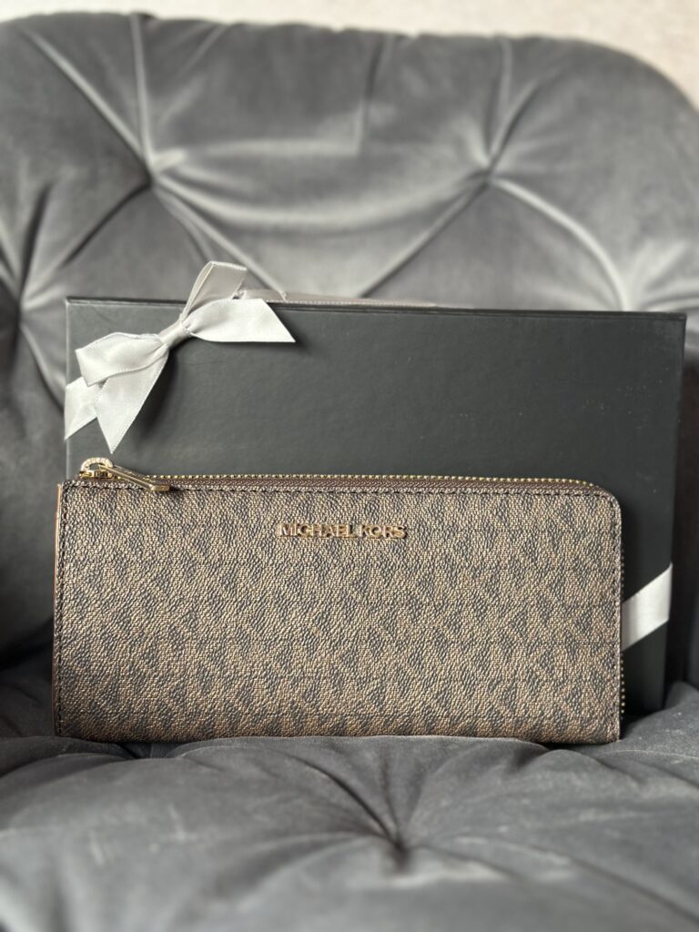 Jet Set Travel Large Logo Quarter-Zip Wallet у кольорі Brown - жіночий гаманець Michael Kors