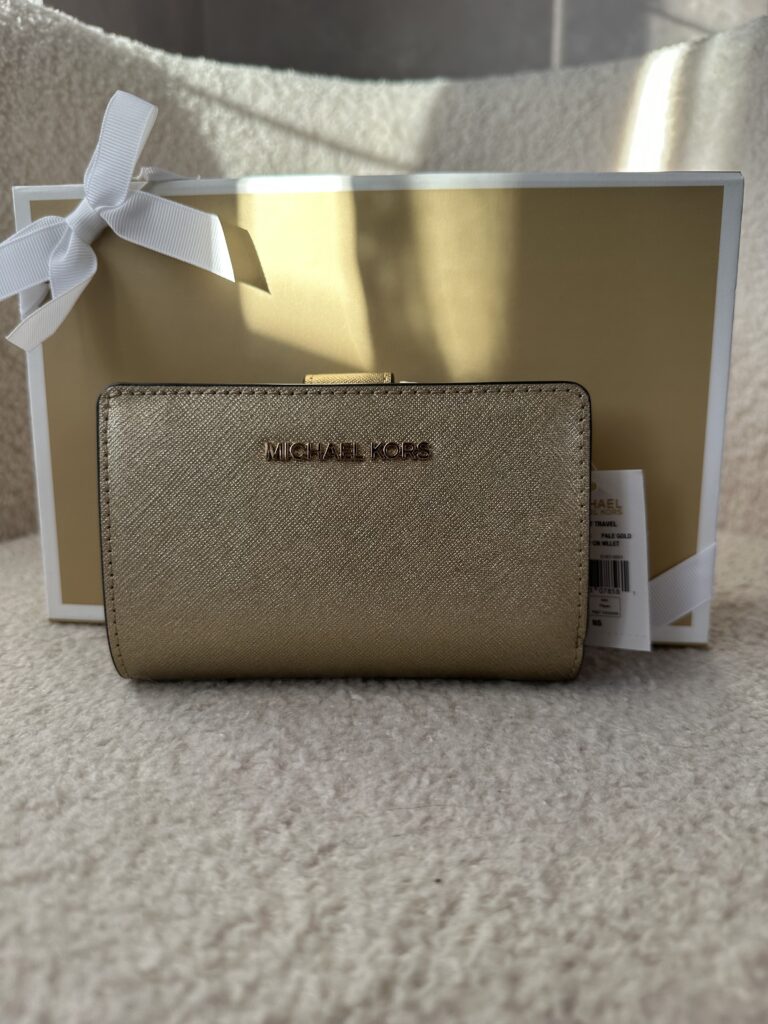 Jet Set Medium Metallic Saffiano Leather Bi-Fold Wallet у кольорі Pale Gold - жіночий гаманець Michael Kors