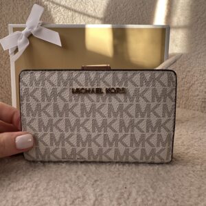 Jet Set Medium Signature Logo Wallet Vanilla - жіночий гаманець Michael Kors