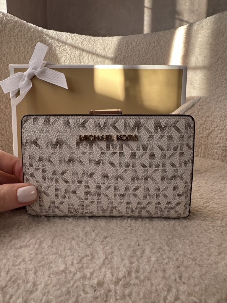 Jet Set Medium Signature Logo Wallet у кольорі Vanilla - жіночий гаманець Michael Kors