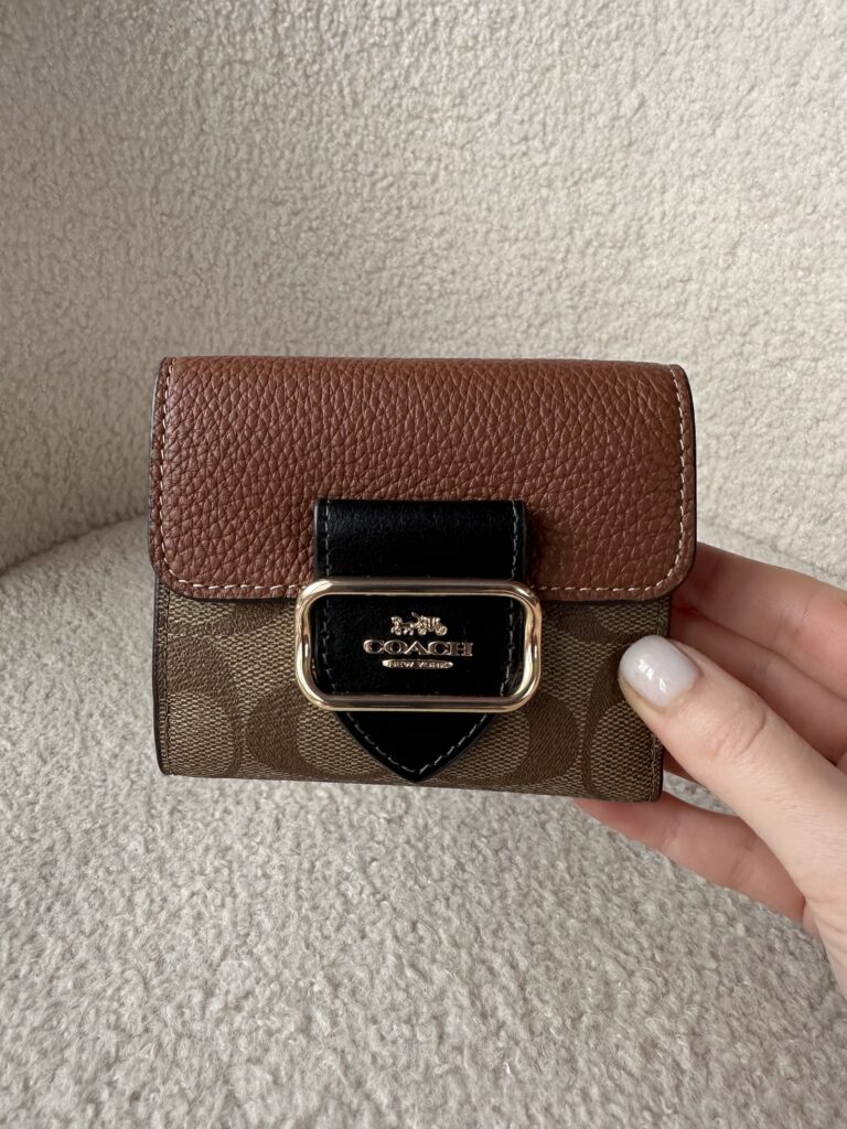 Small Morgan Wallet In Colorblock Signature Canvas у кольорі Gold Khaki Multi - жіночий гаманець Coach
