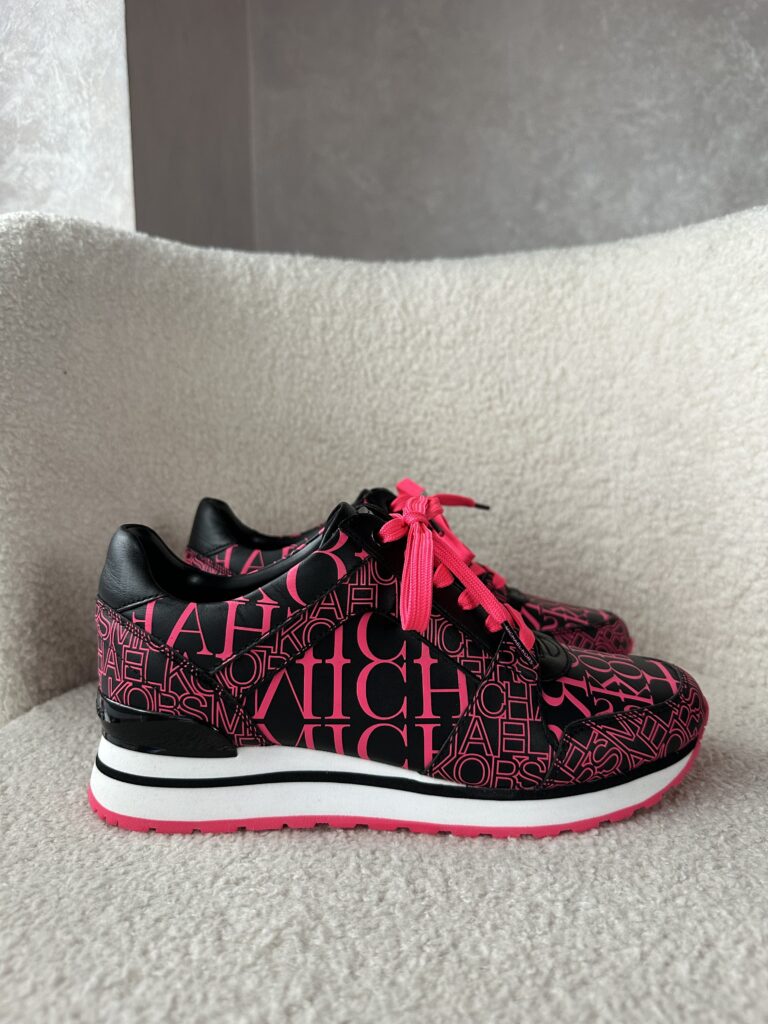 Billie Newsprint Logo Leather Trainer у кольорі Neon Pink - жіночі кросівки Michael Kors