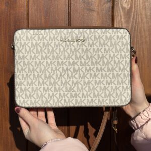 Jet Set Large Printed Logo Crossbody Bag у кольорі Vanilla - жіноча сумочка Michael Kors