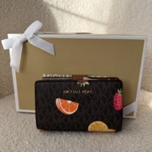 Jet Set Travel Printed Signature Logo Wallet у кольорі Brown - жіночий гаманець