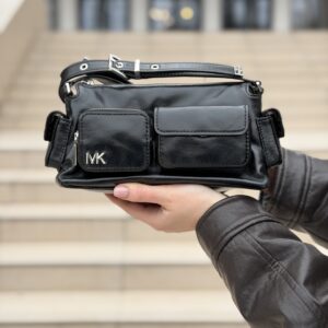 Dakota Small Leather Shoulder Bag у кольорі Black - жіноча сумочка