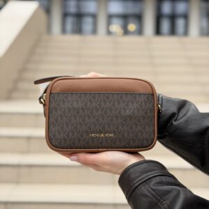 Jet Set Small Signature Logo Camera Crossbody Bag у кольорі Brown - жіноча сумочка Michael Kors