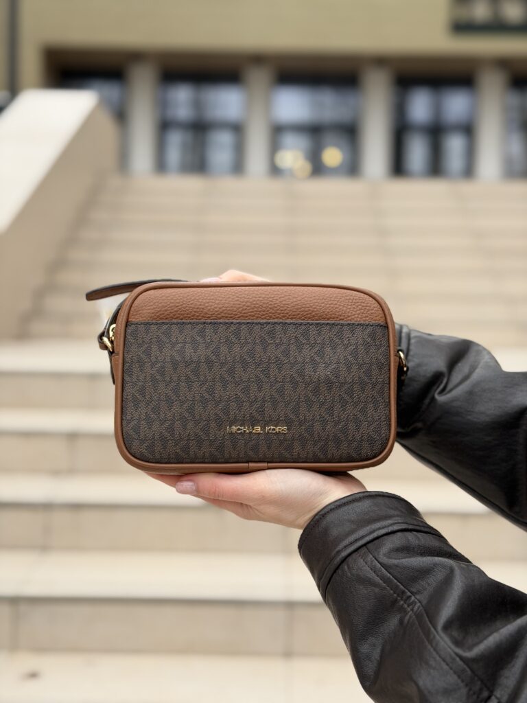 Jet Set Small Signature Logo Camera Crossbody Bag у кольорі Brown - жіноча сумочка Michael Kors