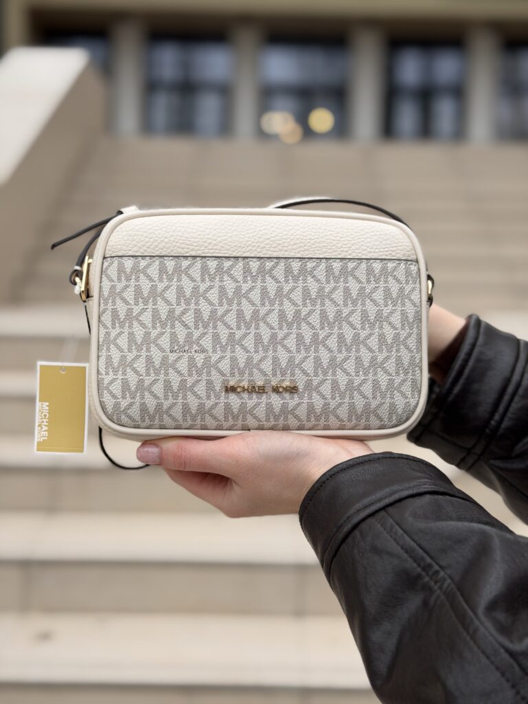 Jet Set Small Signature Logo Camera Crossbody Bag у кольорі Light Cream Multi - жіноча сумочка Michael Kors