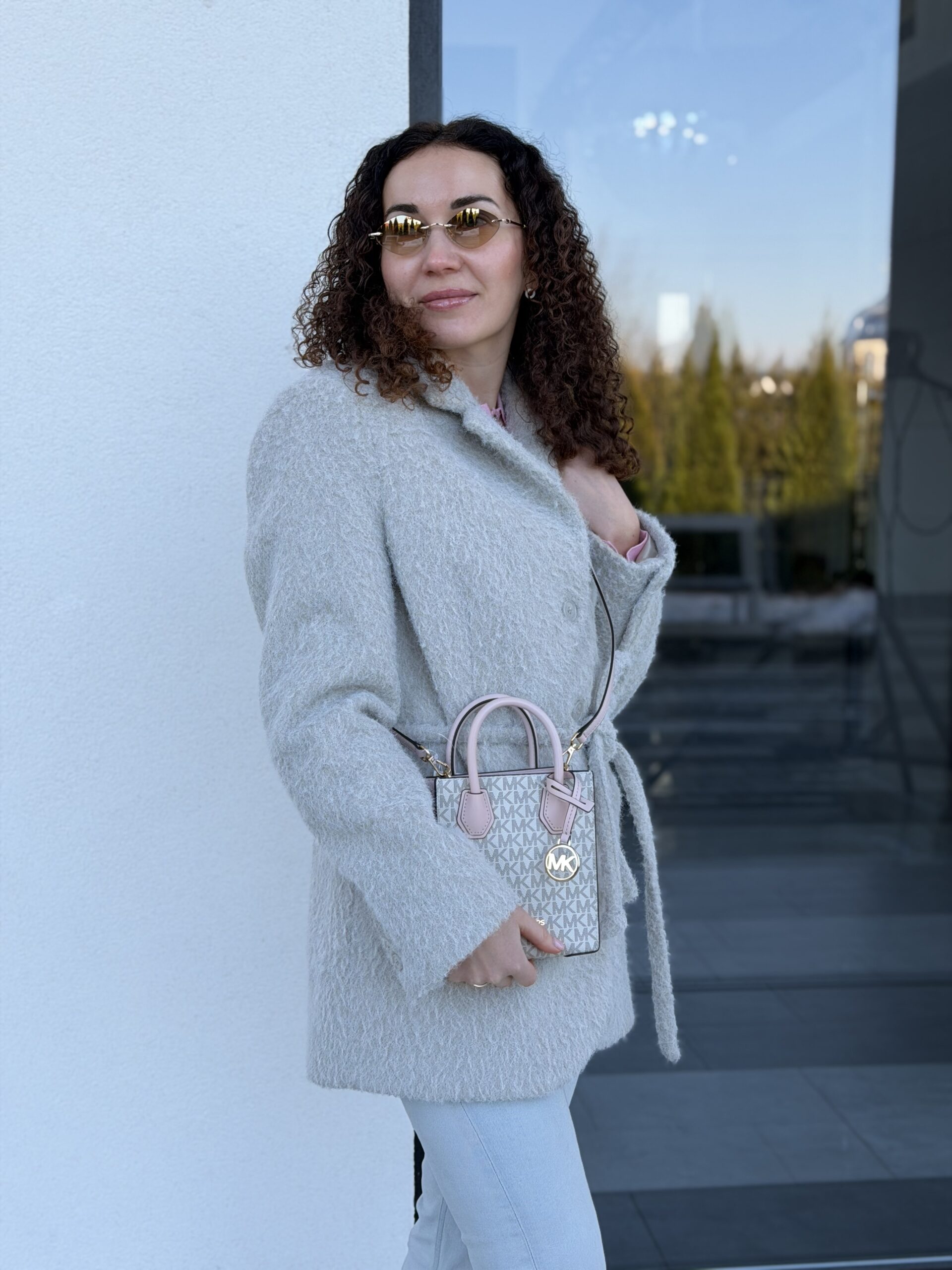 Mercer Extra-Small Logo and Leather Crossbody Bag у кольорі Powder Blush Multi - жіноча сумочка Michael Kors - Зображення 3