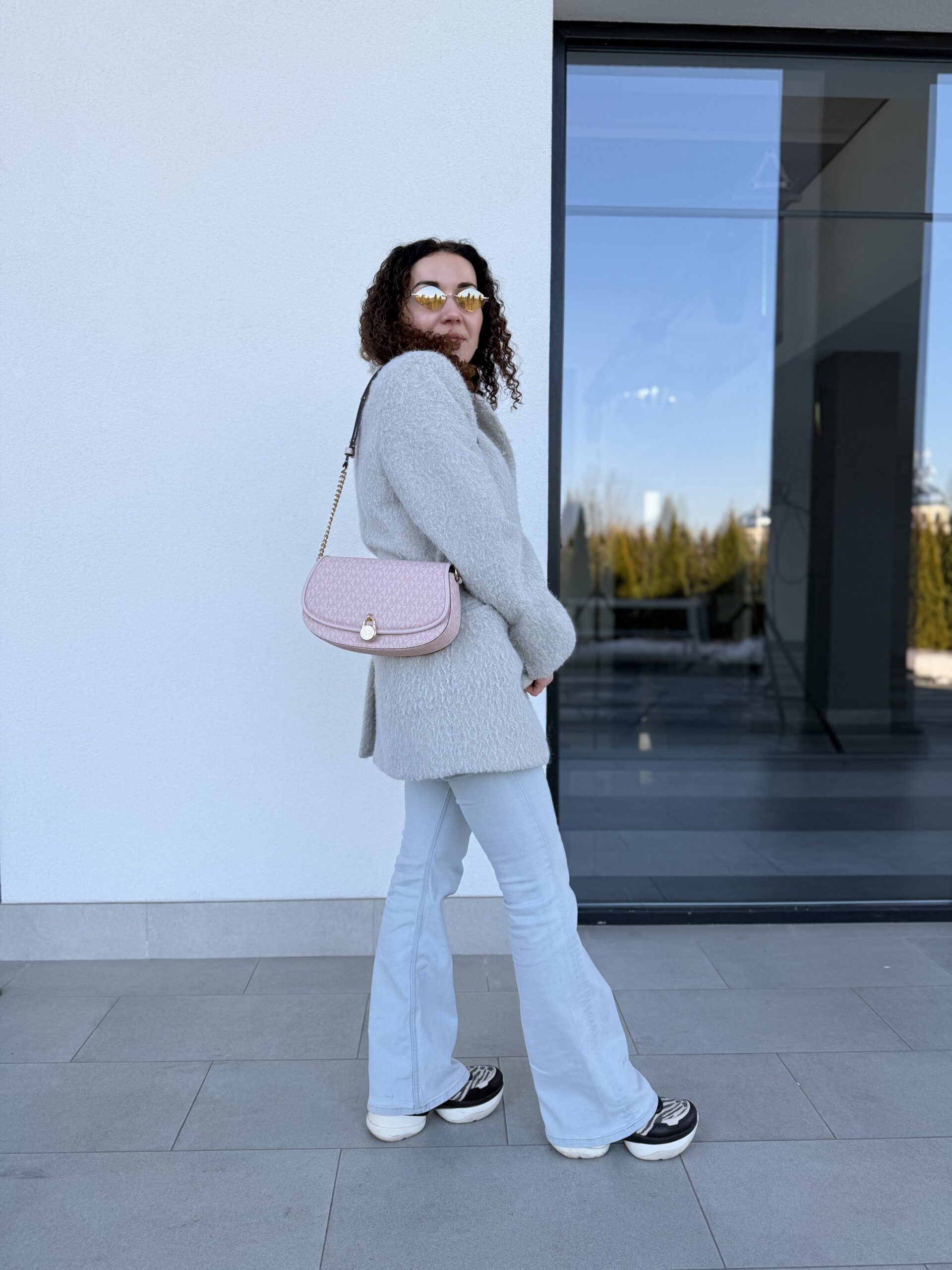 Mila Medium Signature Logo Messenger Bag у кольорі Powder Blush - жіноча сумочка Michael Kors - Зображення 2