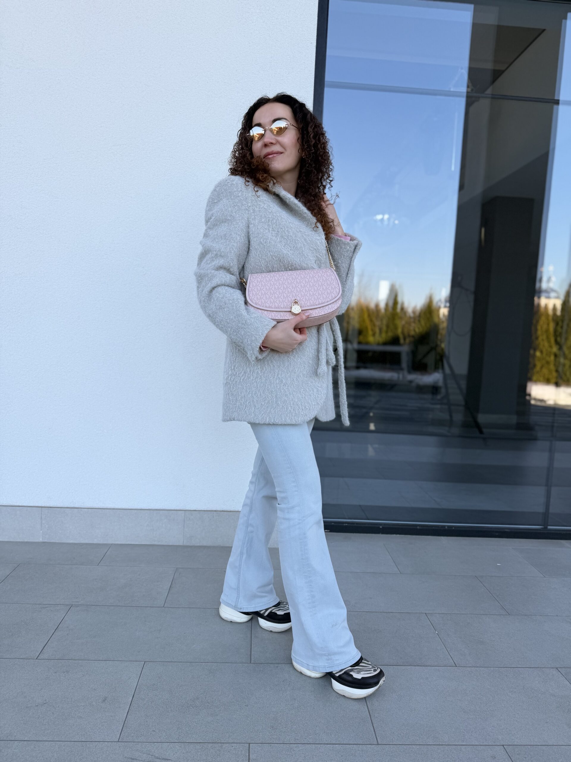 Mila Medium Signature Logo Messenger Bag у кольорі Powder Blush - жіноча сумочка Michael Kors - Зображення 5