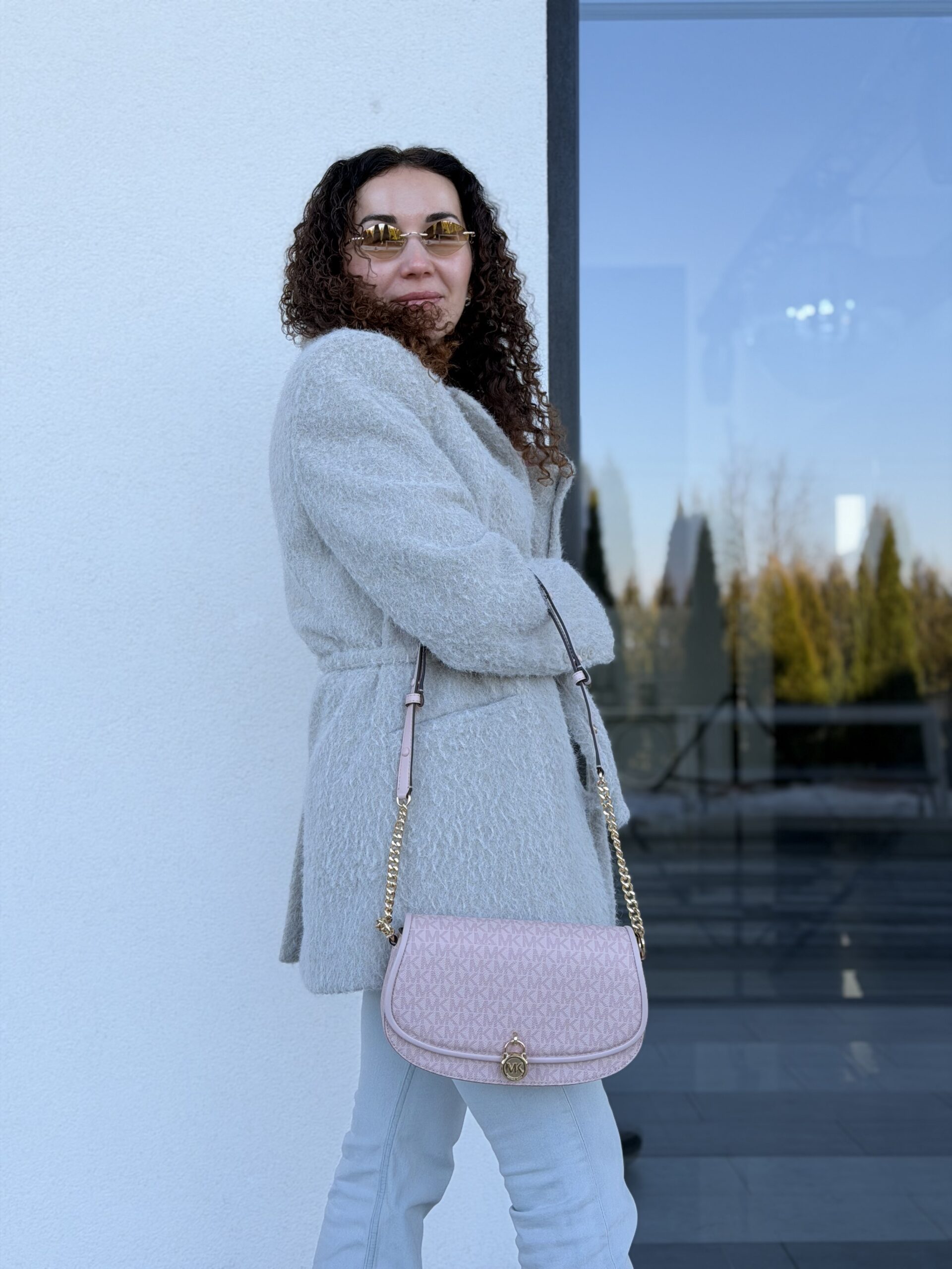 Mila Medium Signature Logo Messenger Bag у кольорі Powder Blush - жіноча сумочка Michael Kors - Зображення 3