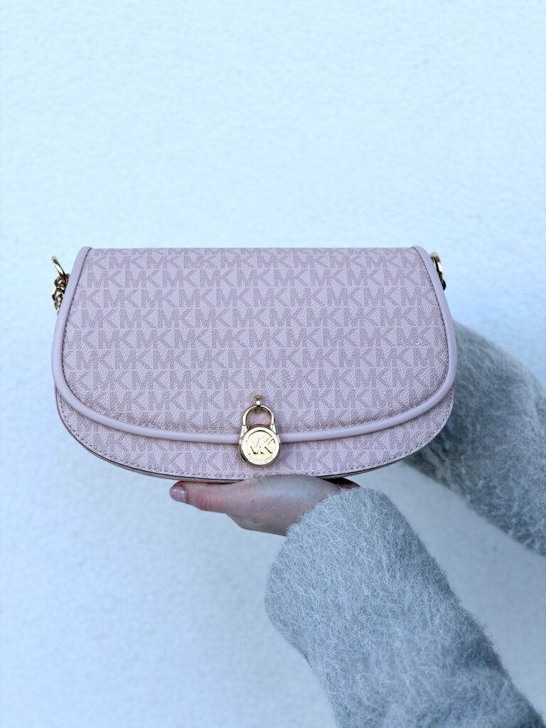 Mila Medium Signature Logo Messenger Bag у кольорі Powder Blush - жіноча сумочка Michael Kors