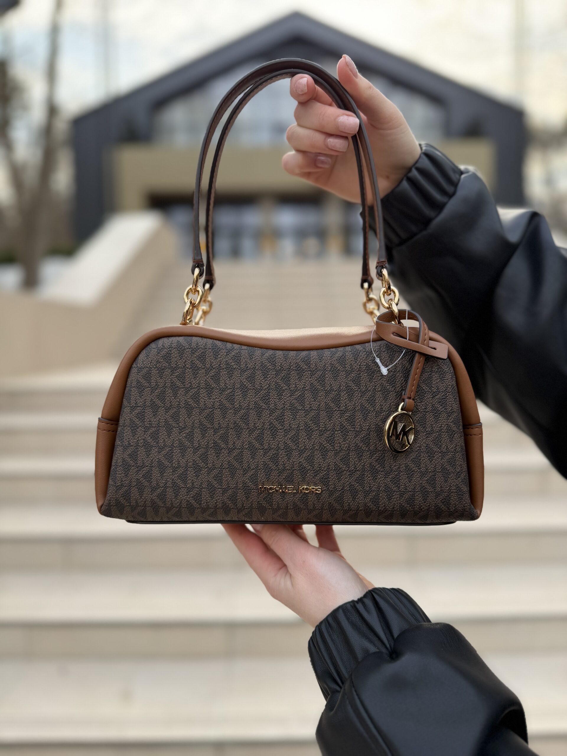 Cecily Small Signature Logo Shoulder Bag у кольорі Brown — жіноча сумка Michael Kors
