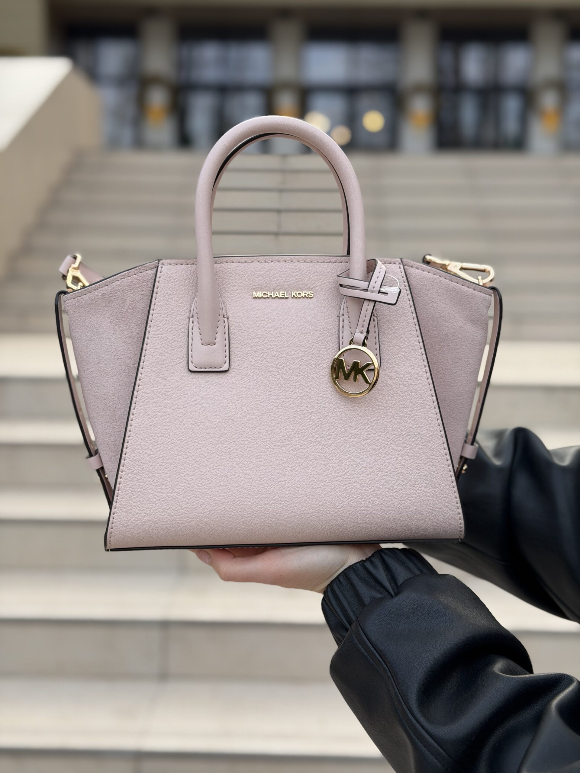 Avril Small Pebbled Leather Satchel у кольорі Powder Blush — жіноча сумка Michael Kors