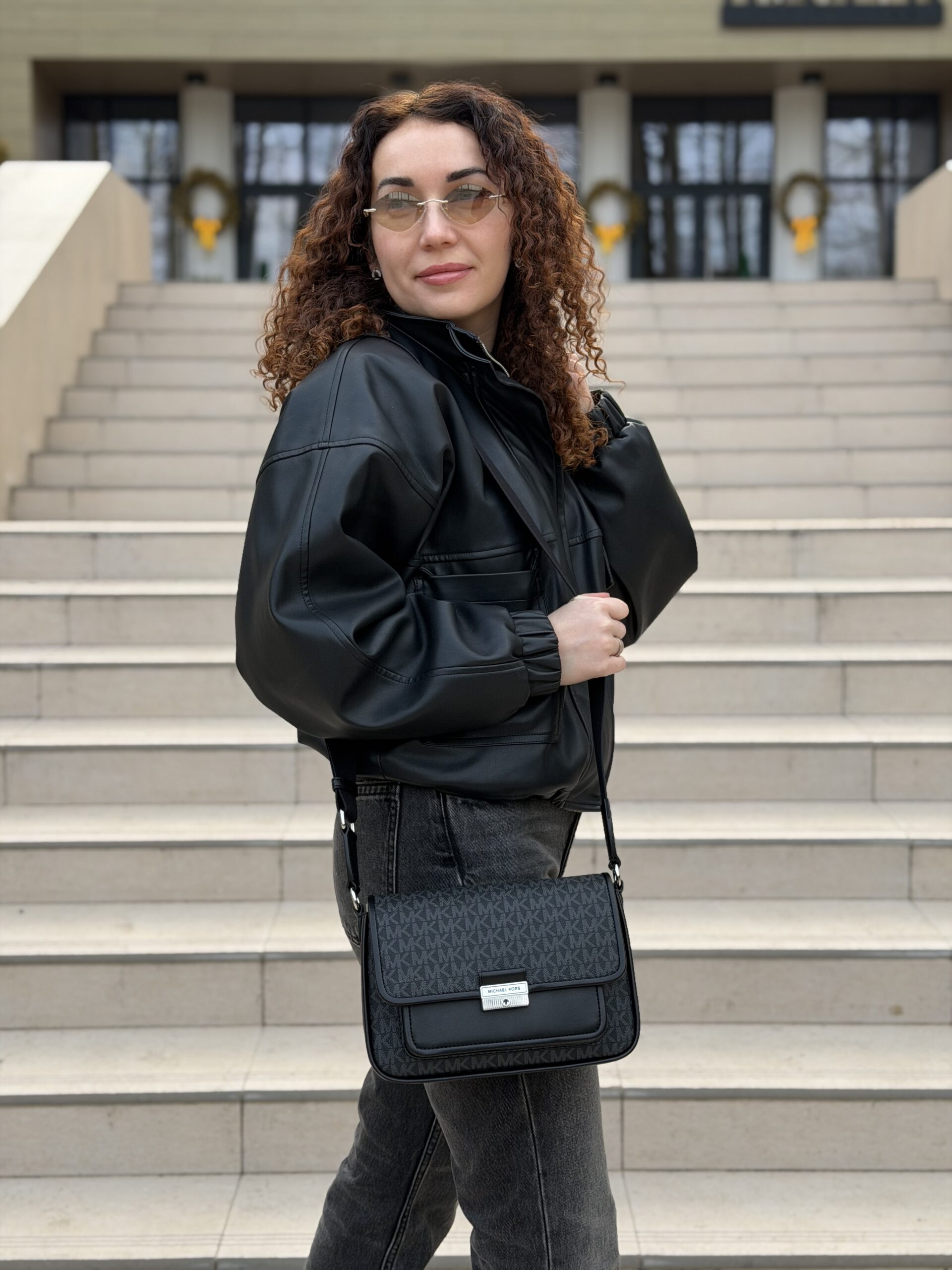 Bradshaw Medium Signature Logo Messenger Bag у кольорі Black - жіноча сумка Michael Kors - Зображення 3