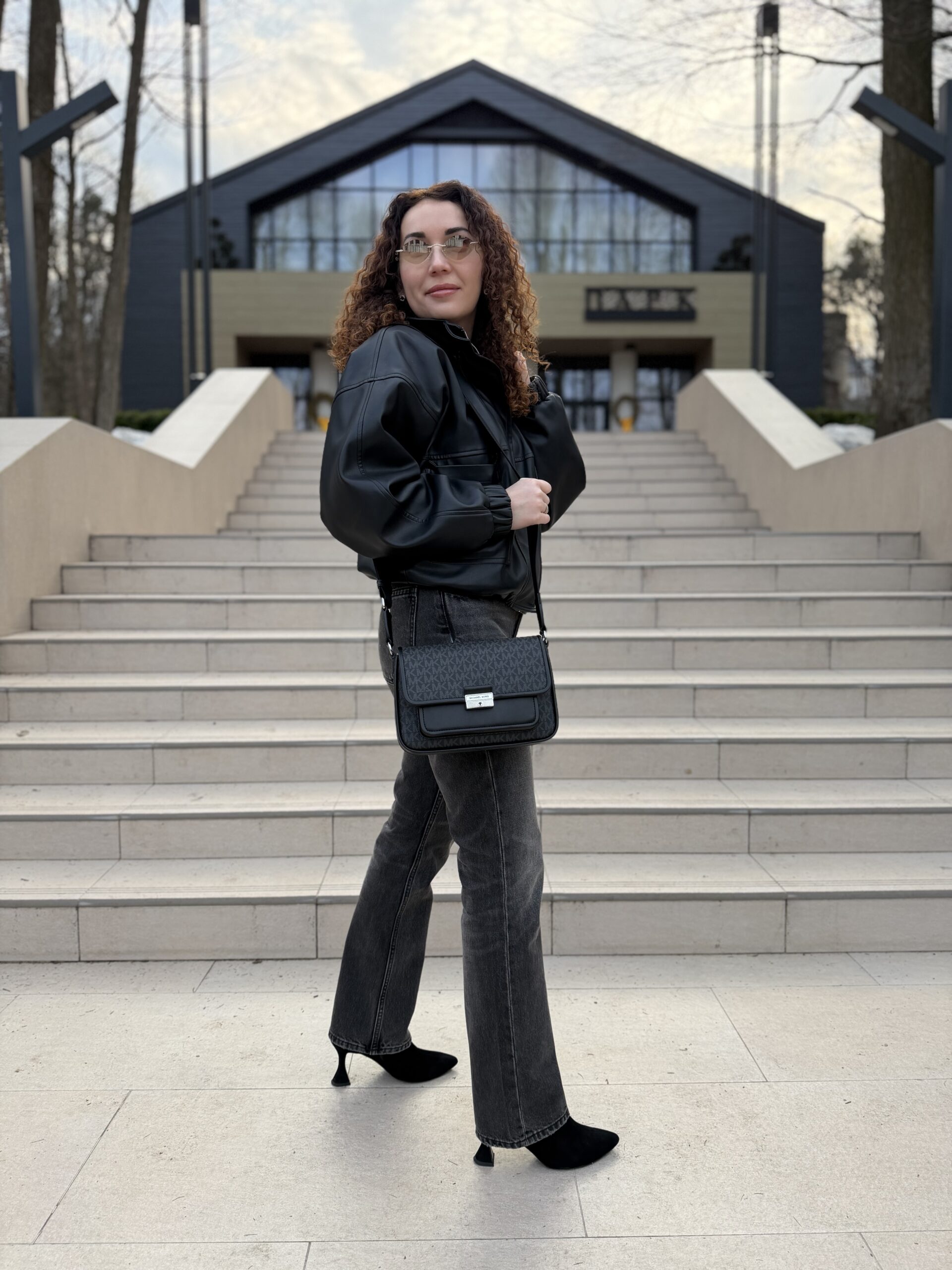 Bradshaw Medium Signature Logo Messenger Bag у кольорі Black - жіноча сумка Michael Kors - Зображення 2