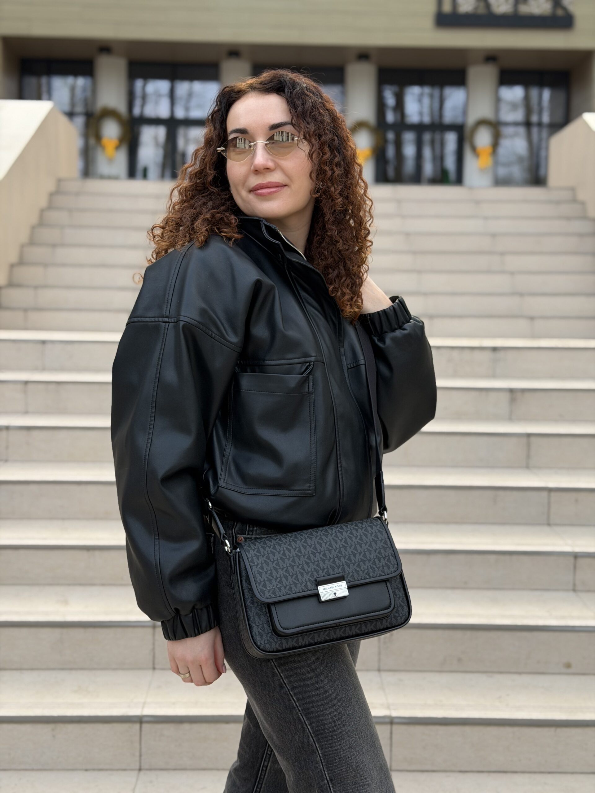 Bradshaw Medium Signature Logo Messenger Bag у кольорі Black - жіноча сумка Michael Kors - Зображення 4