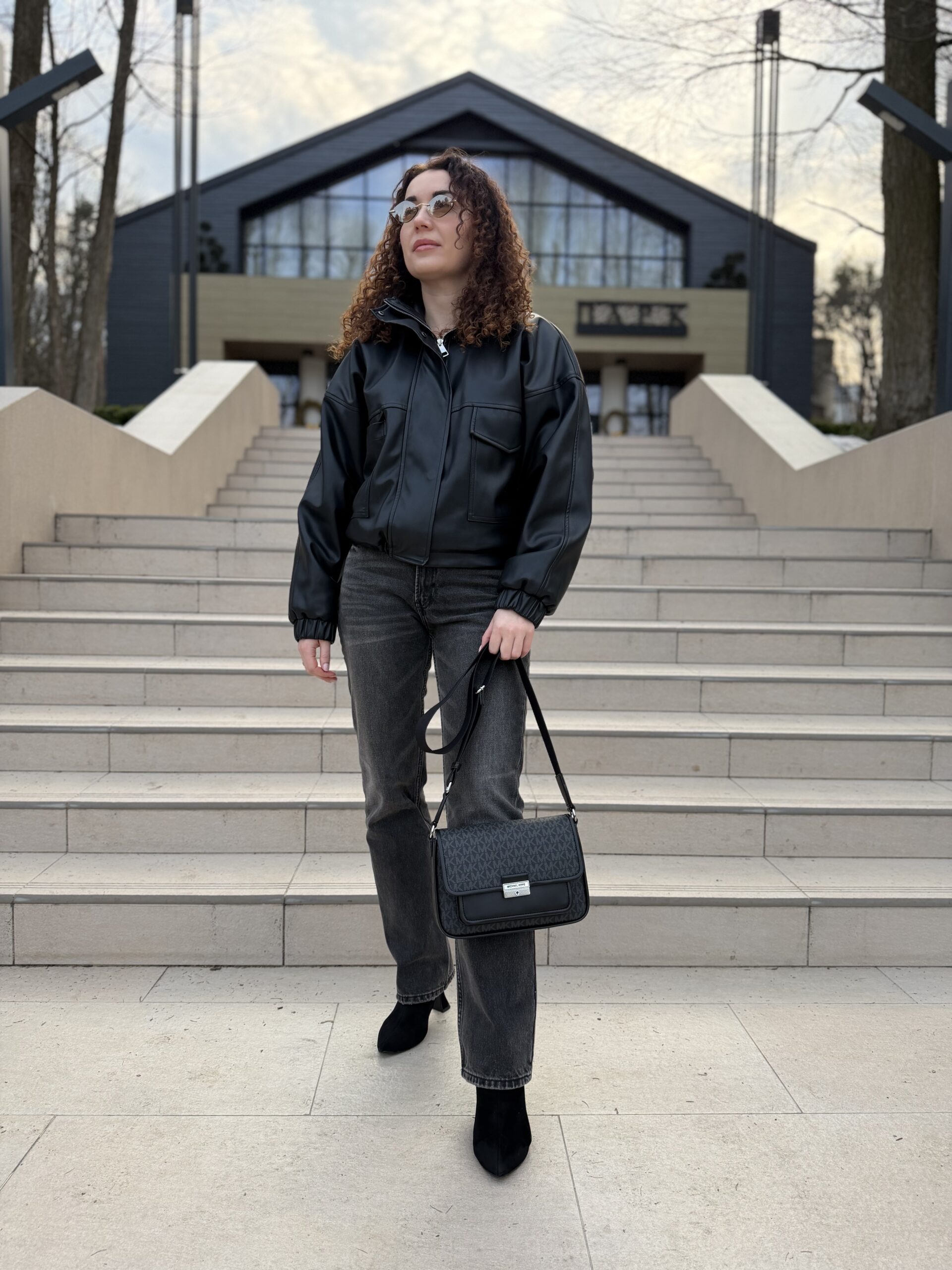 Bradshaw Medium Signature Logo Messenger Bag у кольорі Black - жіноча сумка Michael Kors - Зображення 7