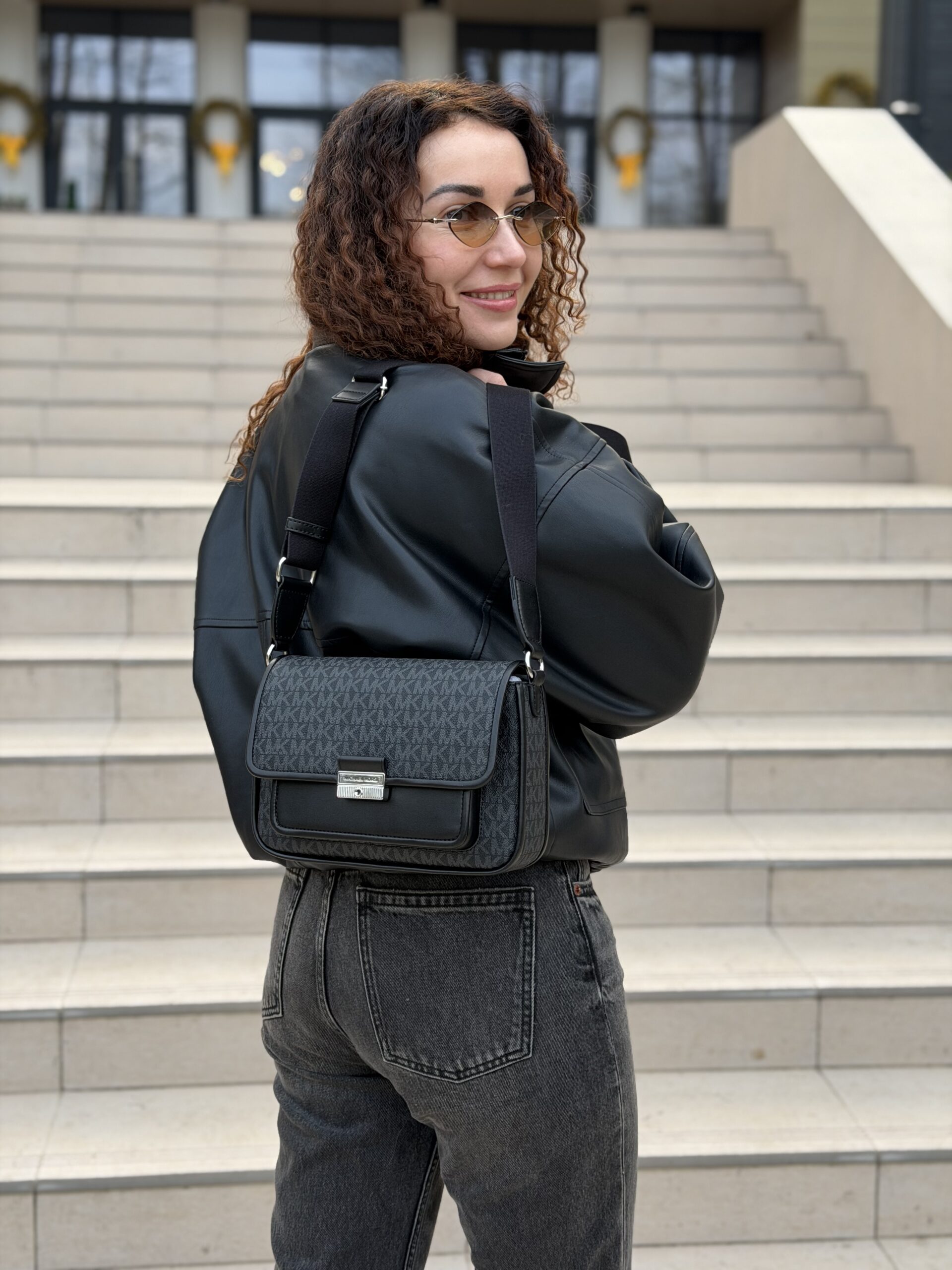 Bradshaw Medium Signature Logo Messenger Bag у кольорі Black - жіноча сумка Michael Kors - Зображення 5