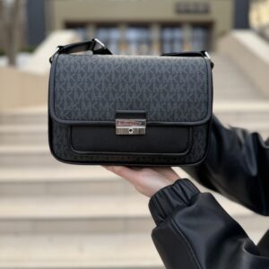 Bradshaw Medium Signature Logo Messenger Bag у кольорі Black - жіноча сумка Michael Kors