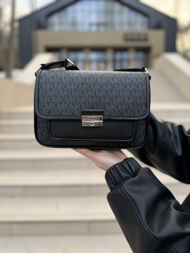 Bradshaw Medium Signature Logo Messenger Bag у кольорі Black - жіноча сумка Michael Kors