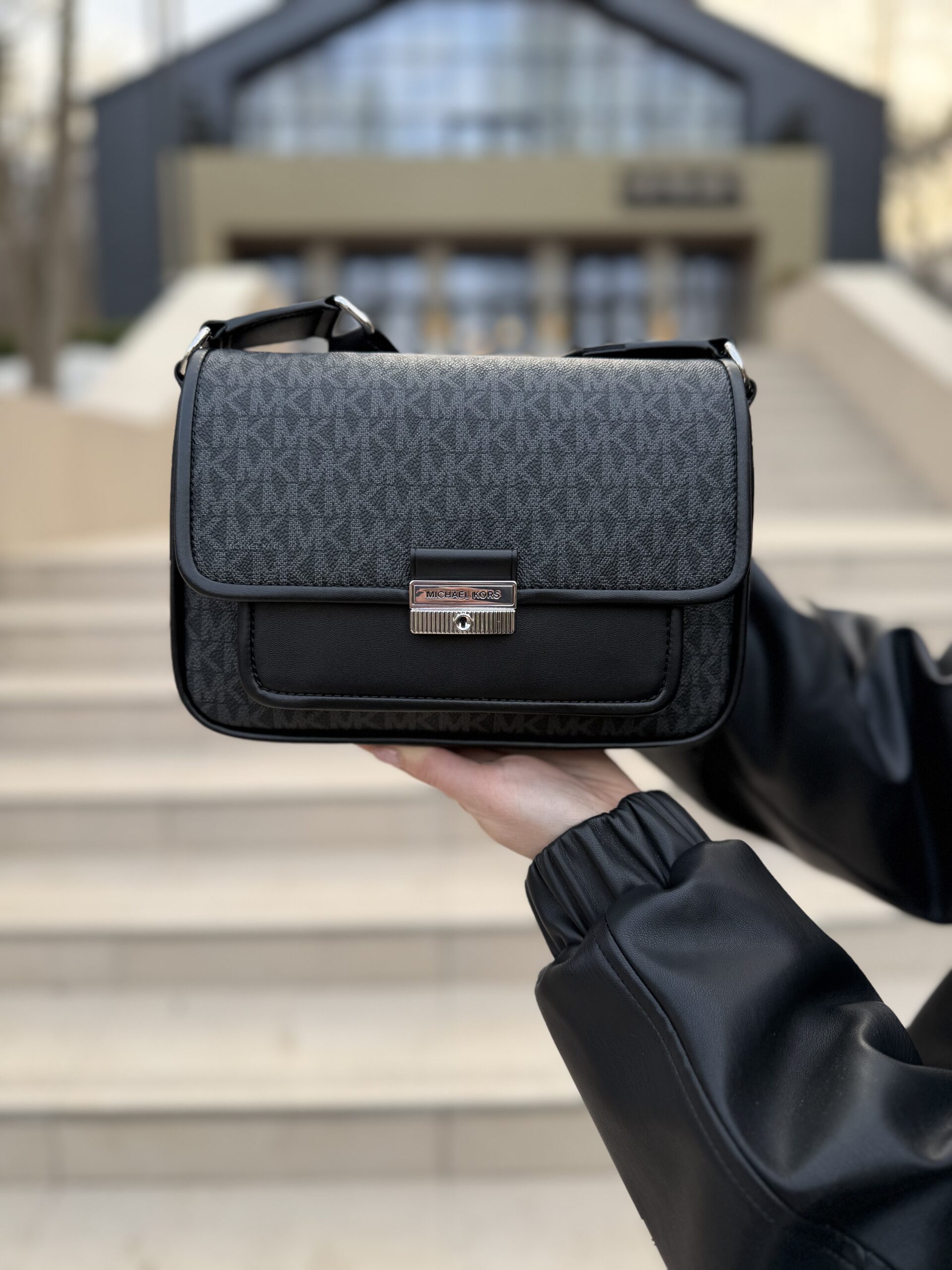 Bradshaw Medium Signature Logo Messenger Bag у кольорі Black - жіноча сумка Michael Kors