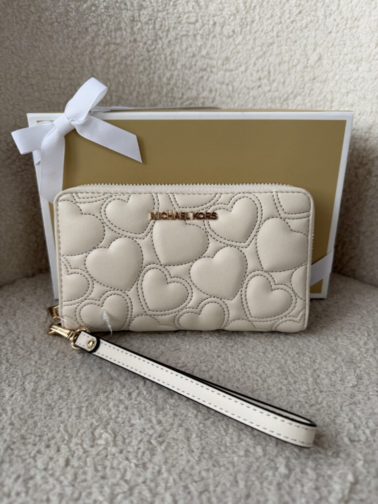 Jet Set Large Heart Embroidered Smartphone Wristlet у кольорі Light Cream — жіночий гаманець Michael Kors