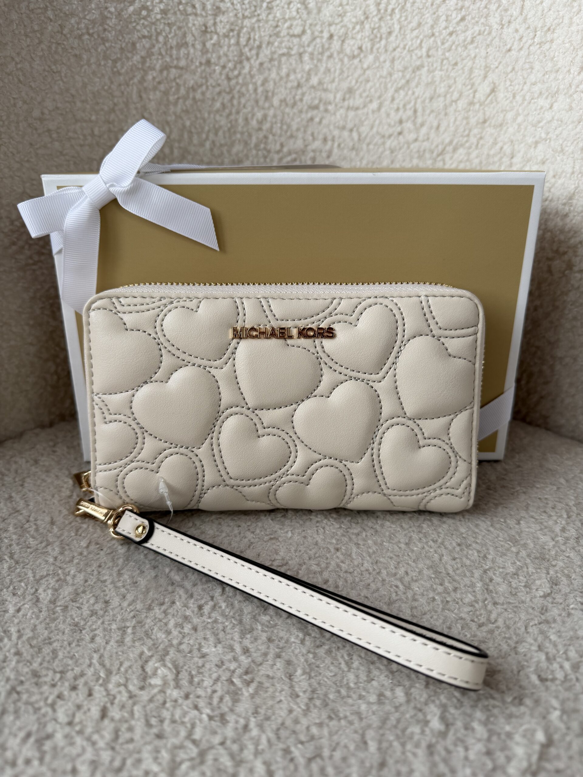 Jet Set Large Heart Embroidered Smartphone Wristlet у кольорі Light Cream — жіночий гаманець Michael Kors