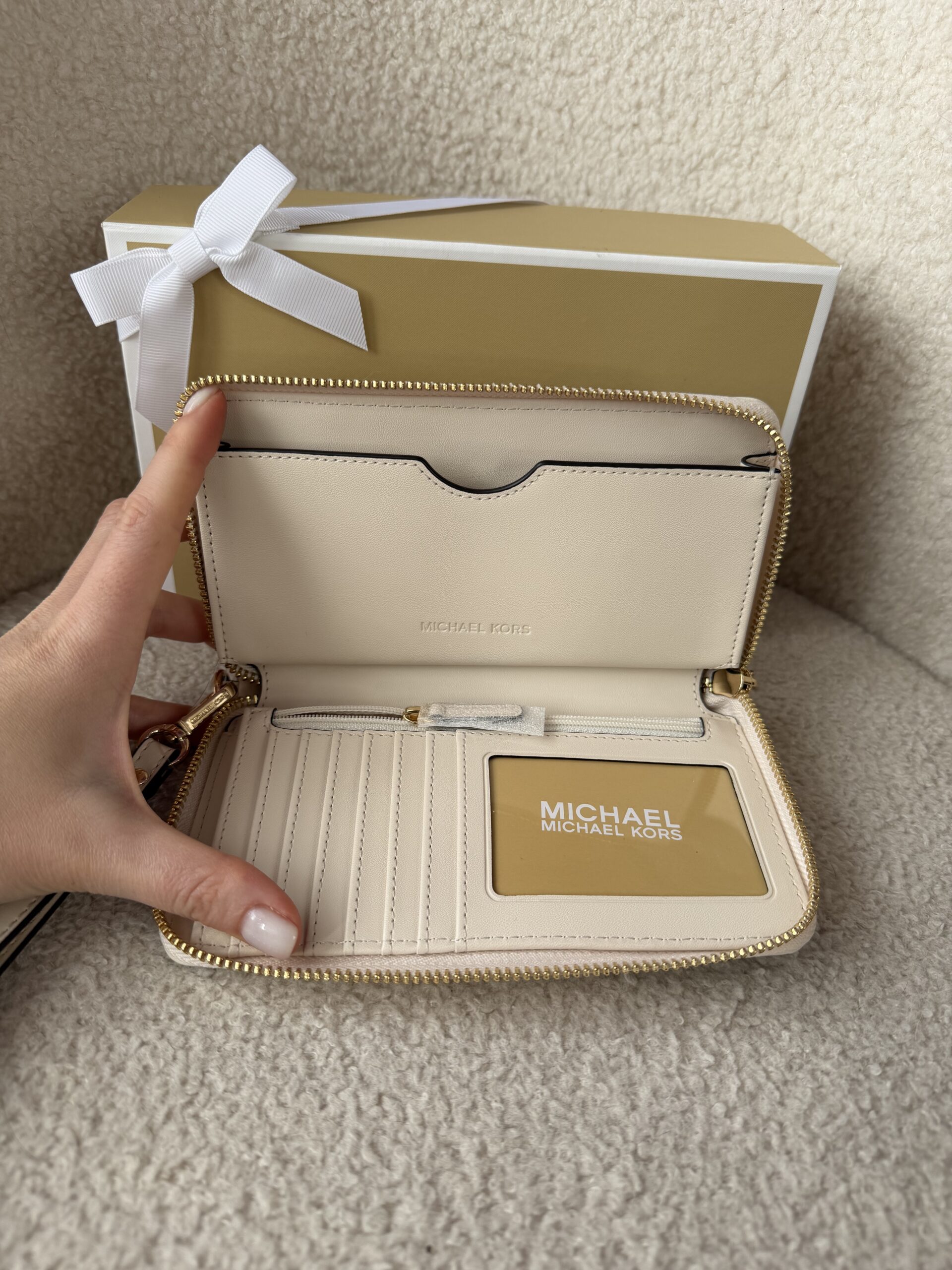 Jet Set Large Heart Embroidered Smartphone Wristlet у кольорі Light Cream — жіночий гаманець Michael Kors - Зображення 3