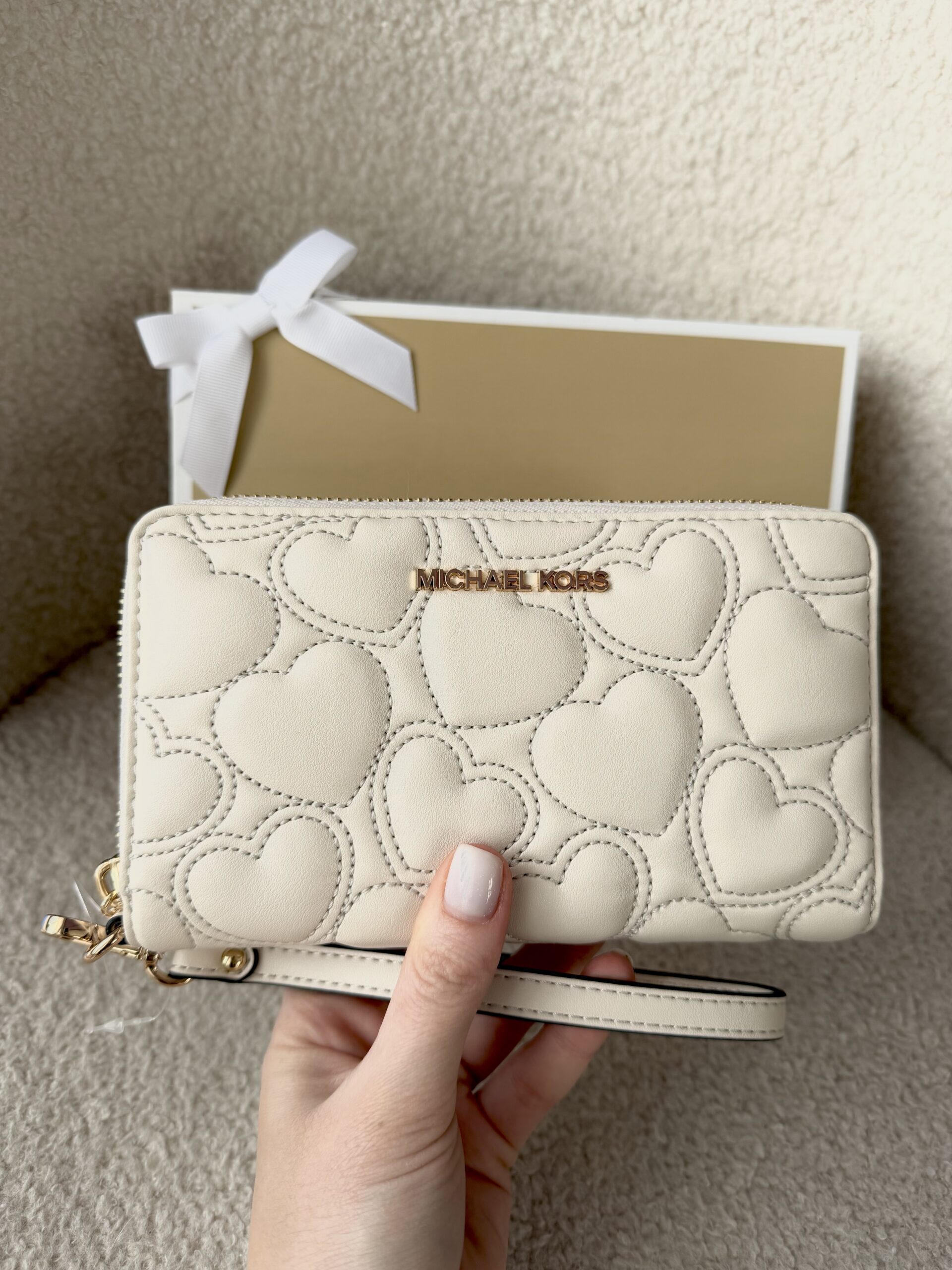 Jet Set Large Heart Embroidered Smartphone Wristlet у кольорі Light Cream — жіночий гаманець Michael Kors - Зображення 2