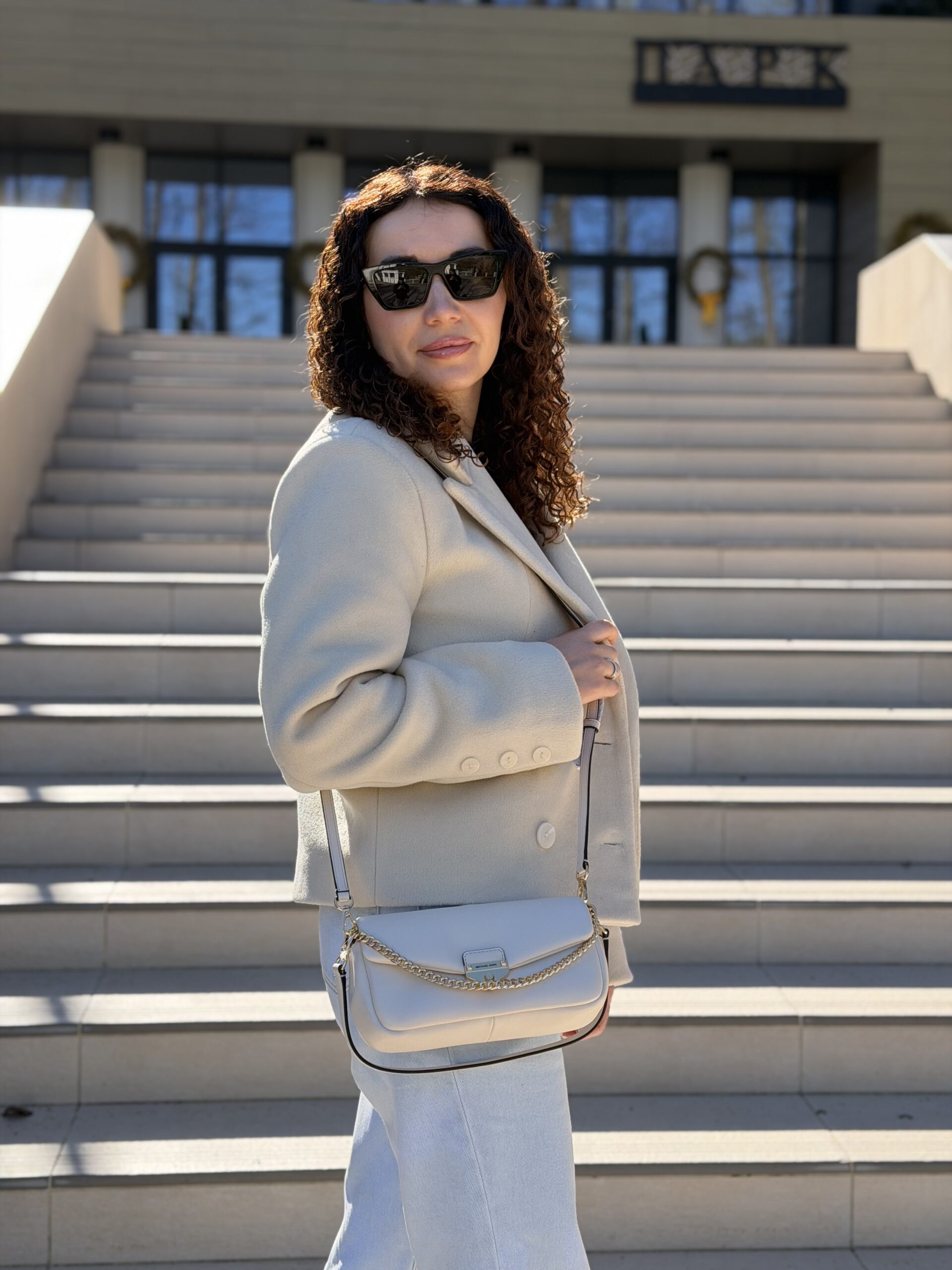 Soho Small Convertible Shoulder Bag у кольорі Light Cream — жіноча сумка Michael Kors - Зображення 3