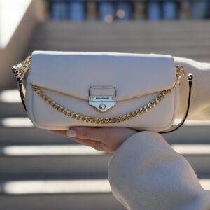 Soho Small Convertible Shoulder Bag у кольорі Light Cream — жіноча сумка Michael Kors