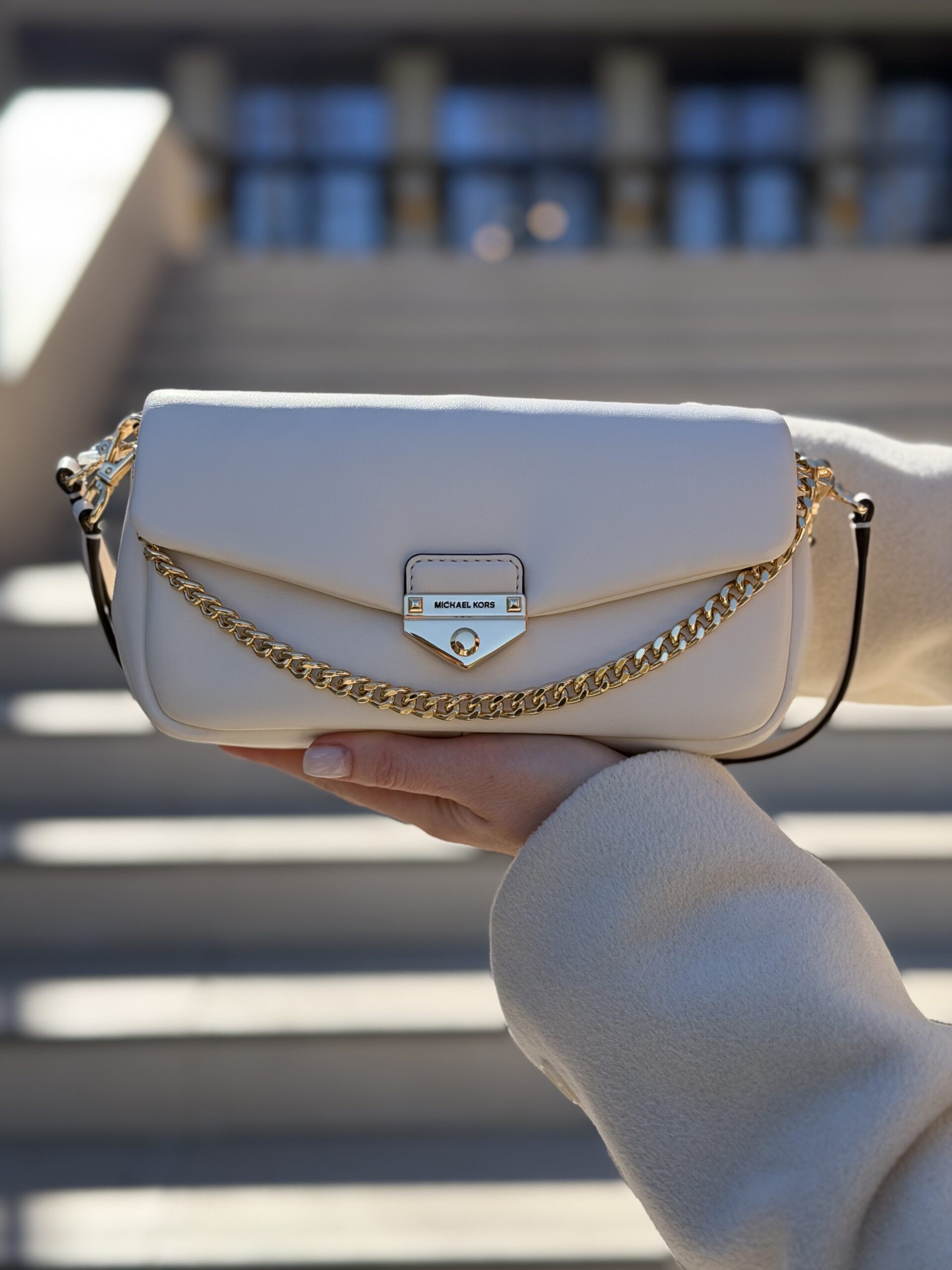 Soho Small Convertible Shoulder Bag у кольорі Light Cream — жіноча сумка Michael Kors