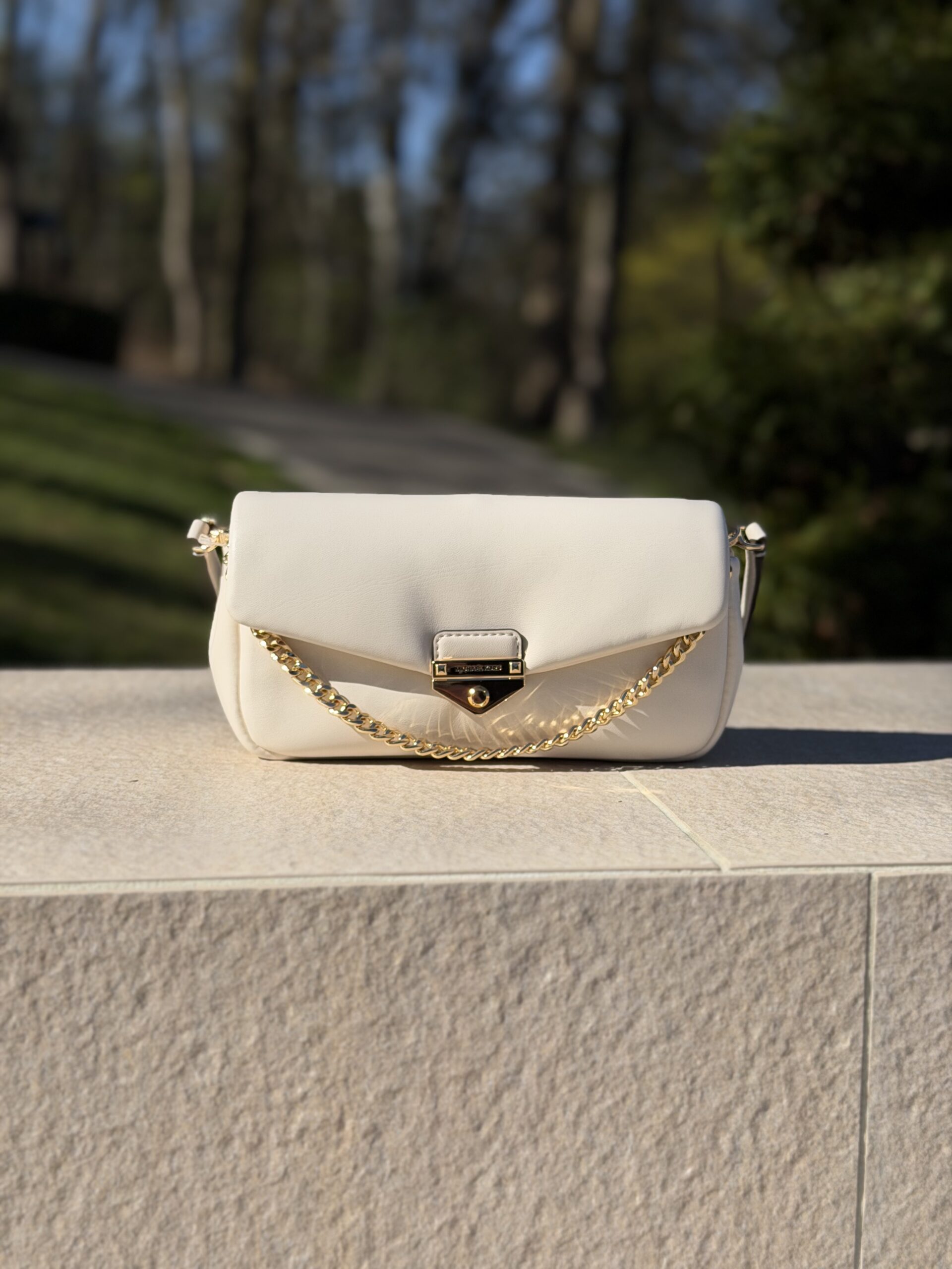Soho Small Convertible Shoulder Bag у кольорі Light Cream — жіноча сумка Michael Kors - Зображення 7